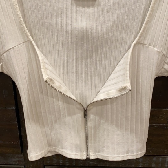 Tally Weill white zip up crop top, size small - Picture 3 of 4